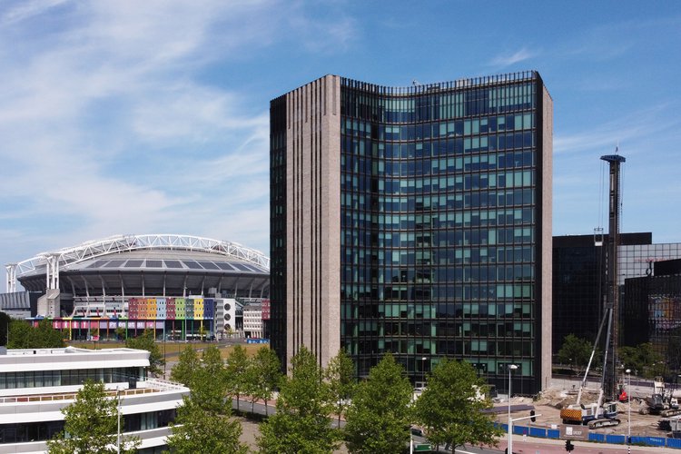 Foto van project Oliphant in Amsterdam. Een oud kantoorpand wat herontwikkeld is naar modern en vlak naast de Johan Cruijff Arena ligt.