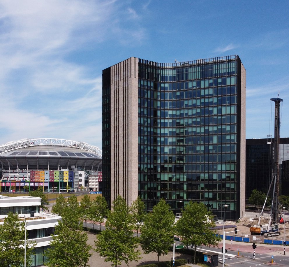 Foto van project Oliphant in Amsterdam. Een oud kantoorpand wat herontwikkeld is naar modern en vlak naast de Johan Cruijff Arena ligt.