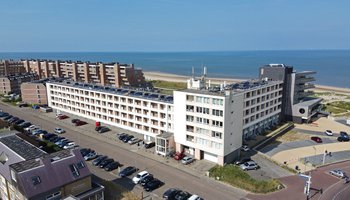 Een foto van de Kennedyflat in Egmond aan Zee. Het 1e project bestaande bouw wat door Eteck aardgasvrij wordt gemaakt.