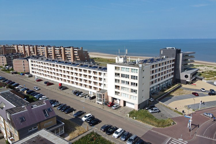 Een foto van de Kennedyflat in Egmond aan Zee. Het 1e project bestaande bouw wat door Eteck aardgasvrij wordt gemaakt.