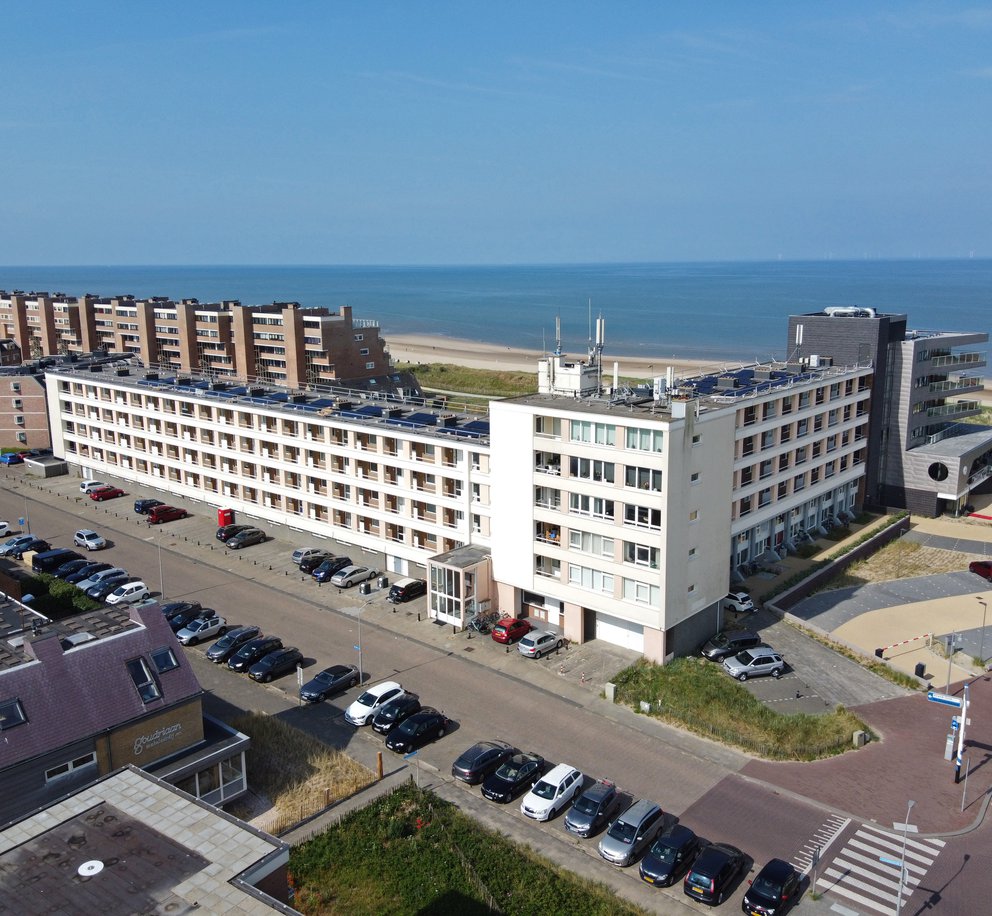 Een foto van de Kennedyflat in Egmond aan Zee. Het 1e project bestaande bouw wat door Eteck aardgasvrij wordt gemaakt.