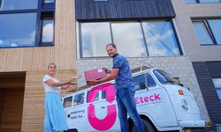 De eerste bewoner van project Centrum eiland wordt verwelkomd met een goodiebox voor de Etetck bus