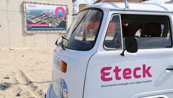 Foto van de voorkant van de Eteck VW bus met op de achtergrond de banner op de technische ruimte van Centrumeiland Amsterdam-IJburg