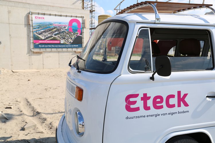 Foto van de voorkant van de Eteck VW bus met op de achtergrond de banner op de technische ruimte van Centrumeiland Amsterdam-IJburg