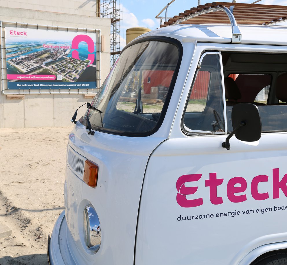 Foto van de voorkant van de Eteck VW bus met op de achtergrond de banner op de technische ruimte van Centrumeiland Amsterdam-IJburg