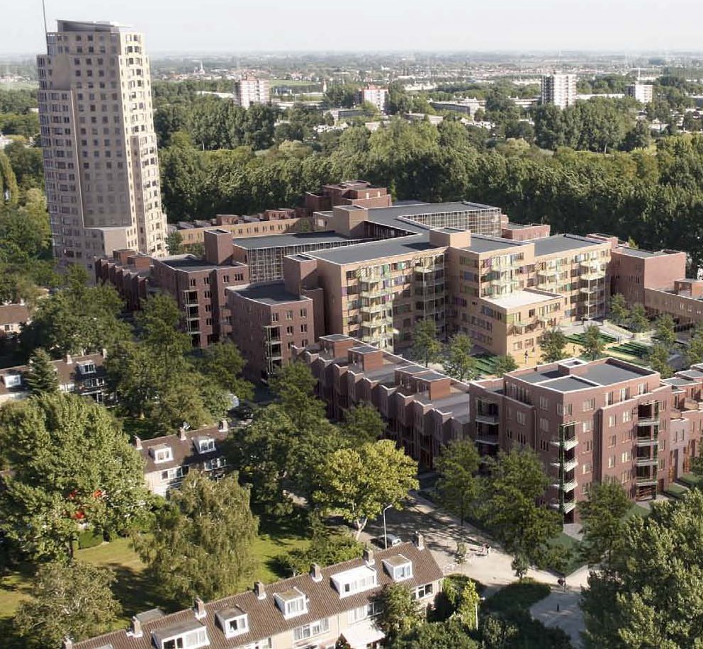Een foto van woonzorgcomplex Kroonenburg in Zaandam wat eind 2020 is overgenomen van woningcorporatie ZVH