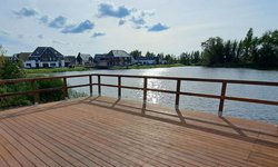 Aquathermie innamepunt in Pijnacker-Nootdorp vanaf een houten vlonder met daarachter een meer