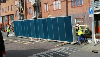 Foto van het hijsen van een droge koeler die op een dak moet komen.