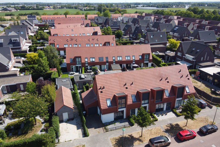 Uitzicht over project De Beljaart in Dongen met eengezinswoningen met oranje daken