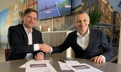 Jan-Willem Flohil, directeur van Uitvoeringsorganisatie Infrastructuur en Energie van gemeente Amsterdam en Michiel van den Berg, directeur van Eteck