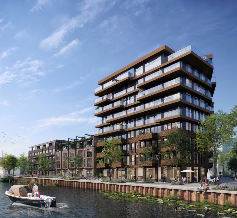 Een gebouw van 9 verdiepingen met lagere gebouwen eraan vast. Op de voorgrond is een kanaal.