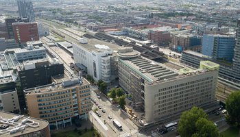 Luchtfoto van het Stationspostgebouw in Den Haag wat getransformeerd is naar een aardgasvrij bedrijfspand