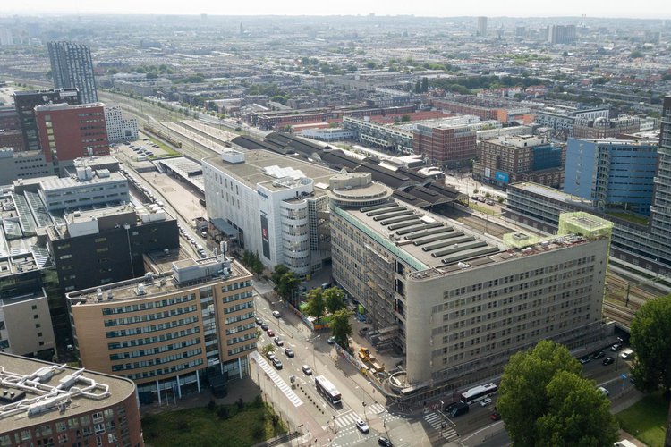 Luchtfoto van het Stationspostgebouw in Den Haag wat getransformeerd is naar een aardgasvrij bedrijfspand