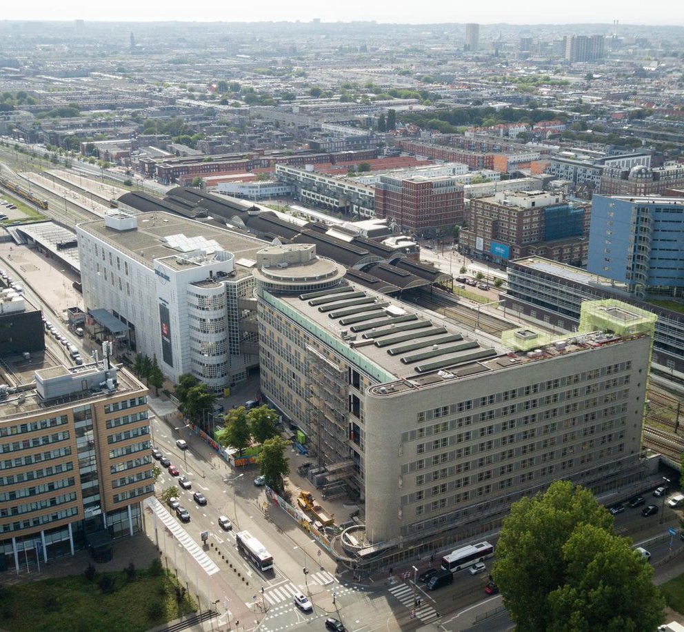 Luchtfoto van het Stationspostgebouw in Den Haag wat getransformeerd is naar een aardgasvrij bedrijfspand