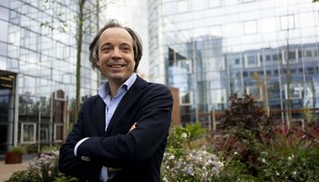 Een foto van Petran van Heel, teamleider Ontwikkeling tijdens een interview voor VG Visie over investeren in de energietransitie