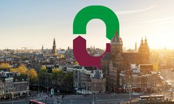 Bovenaanzicht van Amsterdam met het nul logo  van Eteck in het groen en roze tussen de gebouwen