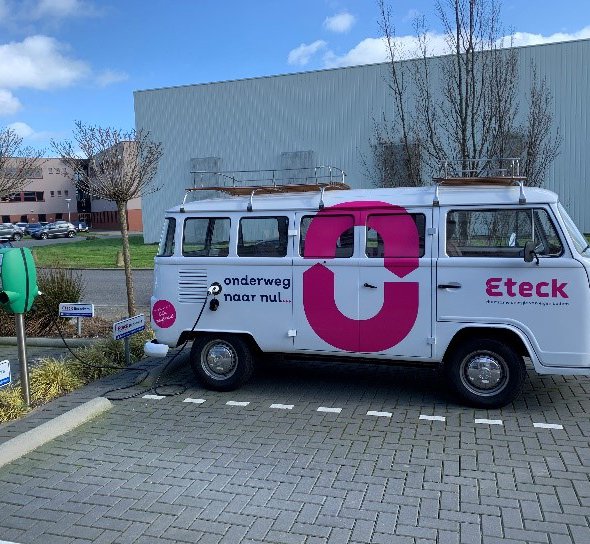 Een foto van de Eteck VW bus die is omgebouwd naar een elektrische bus.