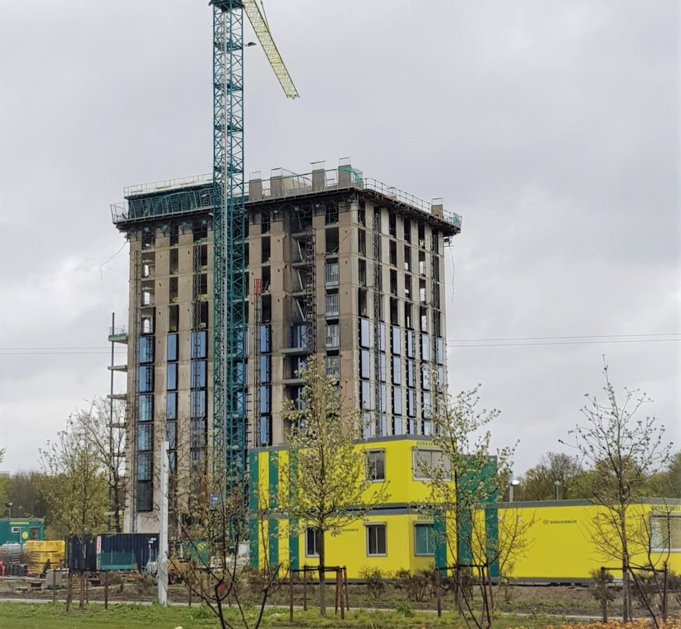 Foto van de bouw van toren Flores op het Floriade terrein in Almere