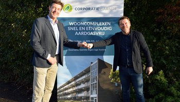 Foto van Rard Rijcken en Jan-Maarten Elias bij de start van de joint venture Corporatiewarmte.