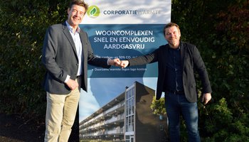 Foto van Rard Rijcken en Jan-Maarten Elias bij de start van de joint venture Corporatiewarmte.
