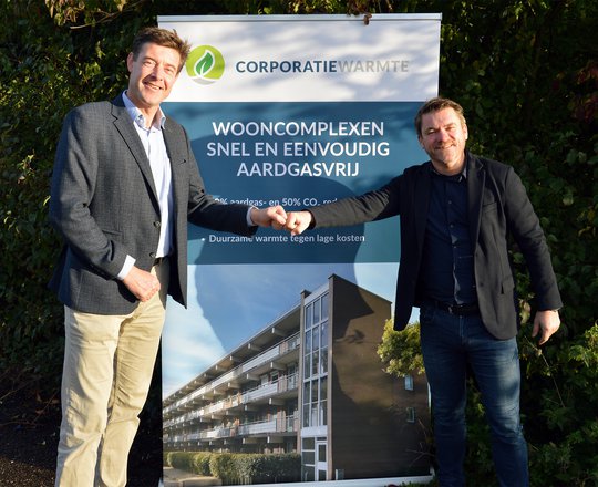 Foto van Rard Rijcken en Jan-Maarten Elias bij de start van de joint venture Corporatiewarmte.