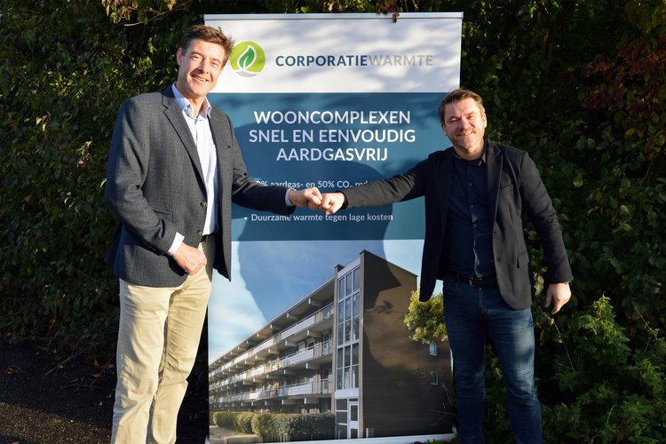 Foto van Rard Rijcken en Jan-Maarten Elias bij de start van de joint venture Corporatiewarmte.