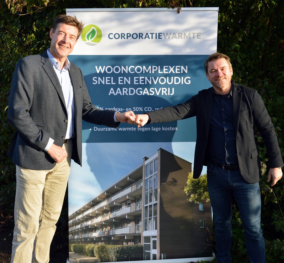 Foto van Rard Rijcken en Jan-Maarten Elias bij de start van de joint venture Corporatiewarmte.