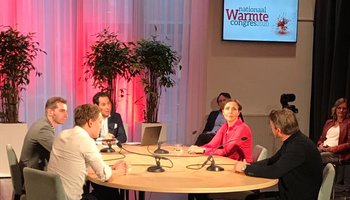 Foto van de talkshow Warmte aan tafel over de energietransitie waar Rard Rijcken aan deelnam.