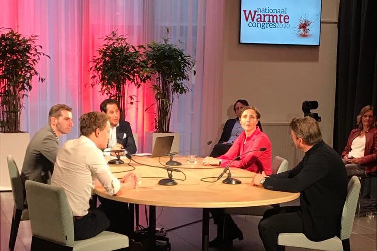 Foto van de talkshow Warmte aan tafel over de energietransitie waar Rard Rijcken aan deelnam.