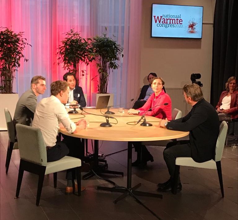 Foto van de talkshow Warmte aan tafel over de energietransitie waar Rard Rijcken aan deelnam.