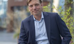 Michiel van den Berg, CEO van Eteck zittend voor het kantoor van Eteck