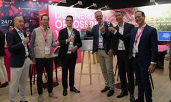 Zes mannen proosten met elkaar