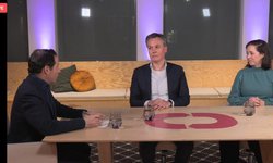 Julien Boonen Directeur Customer Operations en Jinny Moe Soe Let Directeur Markt & Regelgeving tijdens een Eteck livestream aan een grote houten tafel