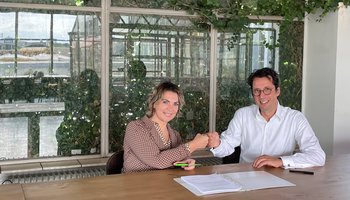 Foto van de ondertekening met BPD voor de gebiedsontwikkeling van het Campina-terrein wat de nieuwe wij De CAAI wordt.