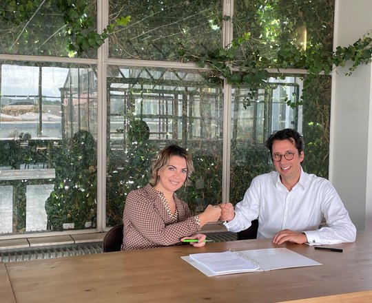 Foto van de ondertekening met BPD voor de gebiedsontwikkeling van het Campina-terrein wat de nieuwe wij De CAAI wordt.