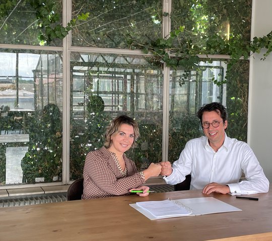 Foto van de ondertekening met BPD voor de gebiedsontwikkeling van het Campina-terrein wat de nieuwe wij De CAAI wordt.