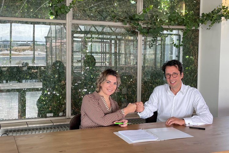 Foto van de ondertekening met BPD voor de gebiedsontwikkeling van het Campina-terrein wat de nieuwe wij De CAAI wordt.