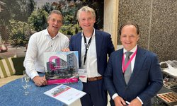 Foto van de ondertekening van de overeenkomst voor project Berghaus met BAM Wonen op de Provada 2022