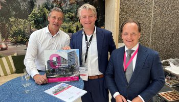 Foto van de ondertekening van de overeenkomst voor project Berghaus met BAM Wonen op de Provada 2022