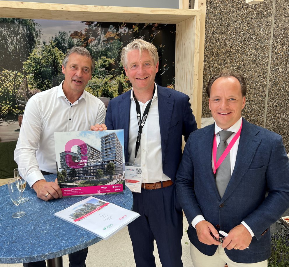 Foto van de ondertekening van de overeenkomst voor project Berghaus met BAM Wonen op de Provada 2022