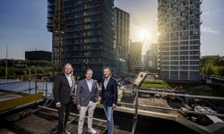 Rik Harmsen, Marc Vriens, en Merijn Brouwer met op de achtergrond panden in aanbouw