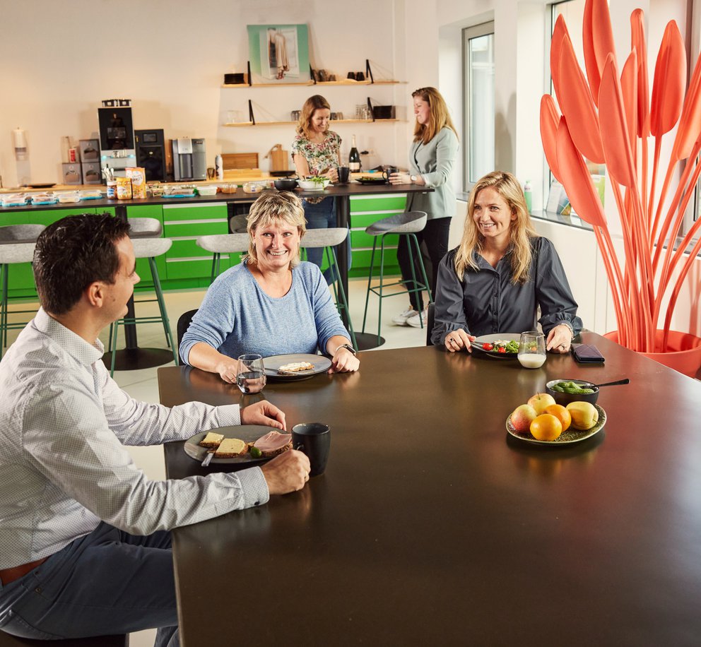 Foto van Eteck medewerkers tijdens de gezamenlijke lunch.