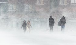 Vier mensen buiten in een sneeuwstorm