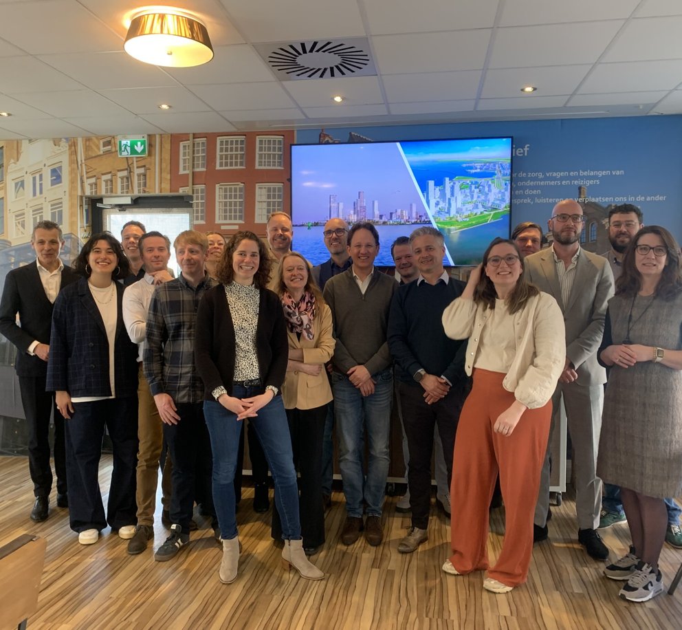 Betrokkenen van gemeente Amsterdam en Eteck bij ondertekening bouwteamovereenkomst Sluisbuurt Noord