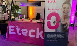 Eteck stand met een roze vlag met in witte letters Eteck en een rolbanner ernaast tijdens verkoopevent Nicoyain Cartesius Utrecht